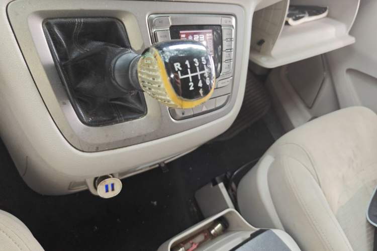 Used SAIC MAXUS G10 2014 2.0T Manual Elite Edition Gear Lever