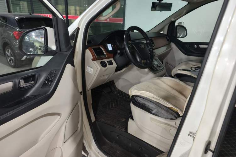 Used SAIC MAXUS G10 2014 2.0T Automatic Luxury Edition Interior 3