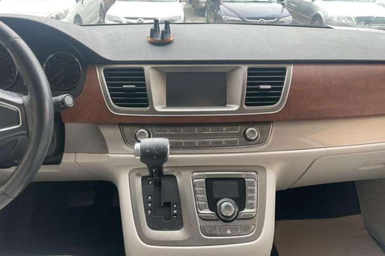 Used SAIC MAXUS G10 2014 2.0T Automatic Luxury Edition Interior 3