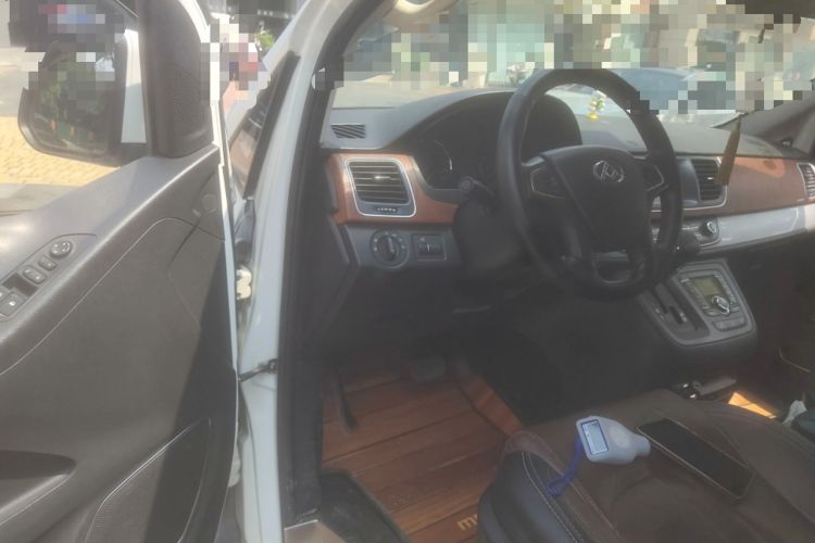 Used SAIC MAXUS G10 2014 2.0T Automatic Luxury Executive Edition Interior 3