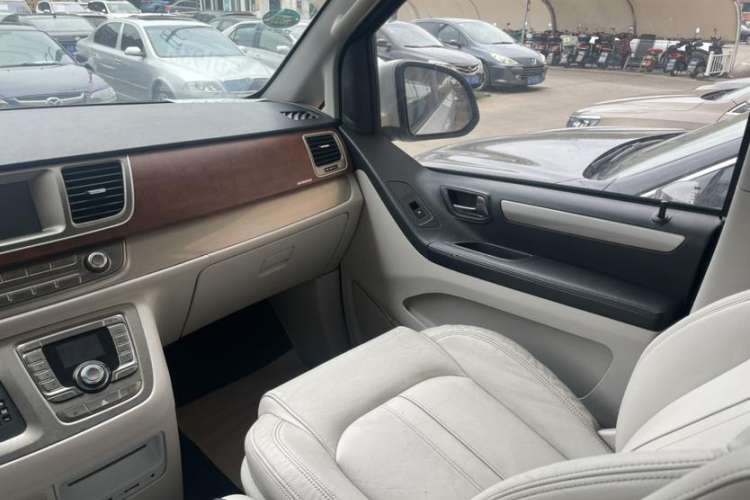 Used SAIC MAXUS G10 2014 2.0T Automatic Luxury Edition Interior 7