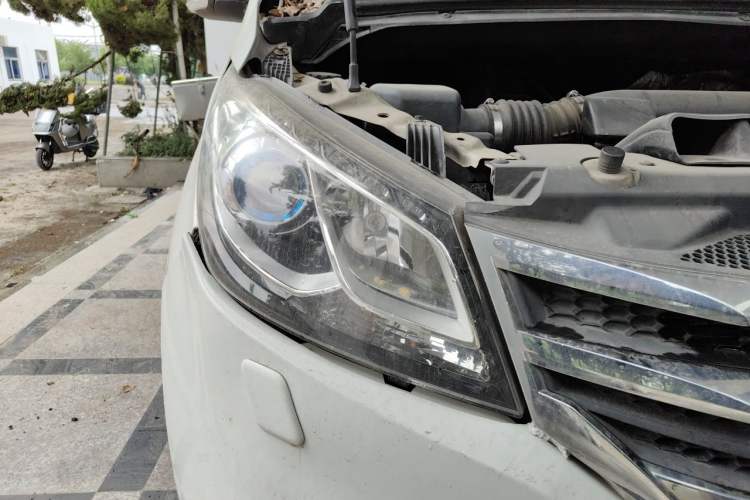 Used SAIC MAXUS G10 2014 2.0T Automatic Luxury Executive Edition Right Front Headlight