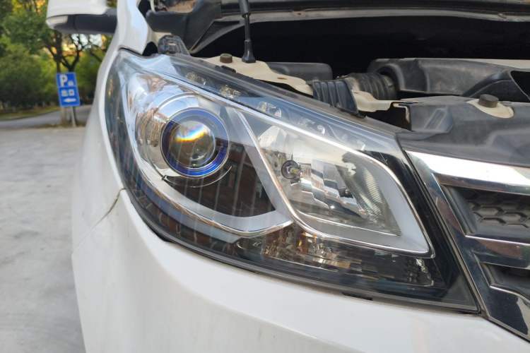 Used SAIC MAXUS G10 2014 2.0T Automatic Elite Edition Right Front Headlight