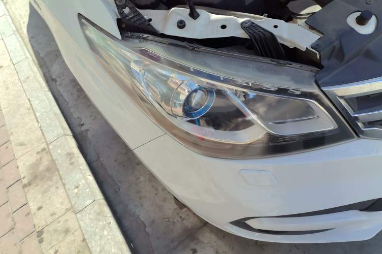 Used SAIC MAXUS G10 2014 2.0T Automatic Executive Edition Right Front Headlight