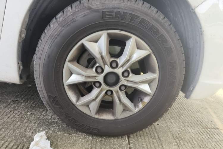 Used SAIC MAXUS G10 2014 2.0T Automatic Elite Edition Right Front Wheel Hub
