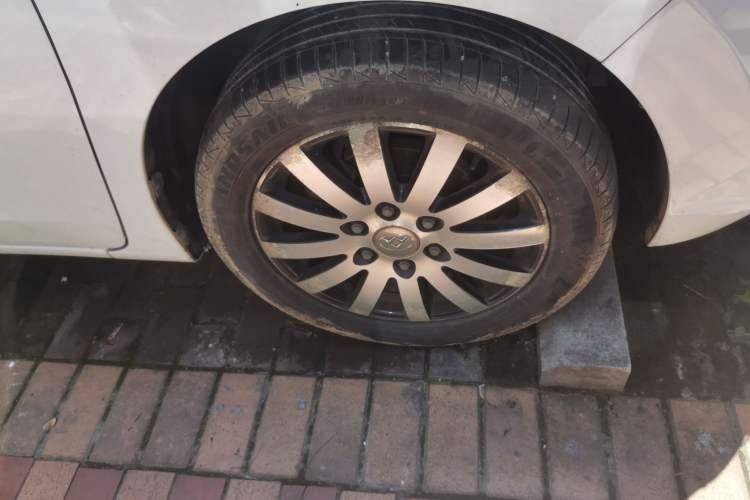 Used SAIC MAXUS G10 2014 2.0T Automatic Luxury Executive Edition Right Front Wheel Hub