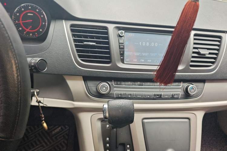 Used SAIC MAXUS G10 2014 2.0T Automatic Elite Edition Audio And AC Panel