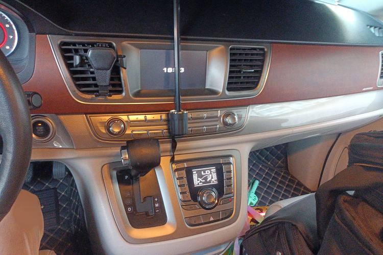 Used SAIC MAXUS G10 2014 2.0T Automatic Luxury Executive Edition Audio And AC Panel