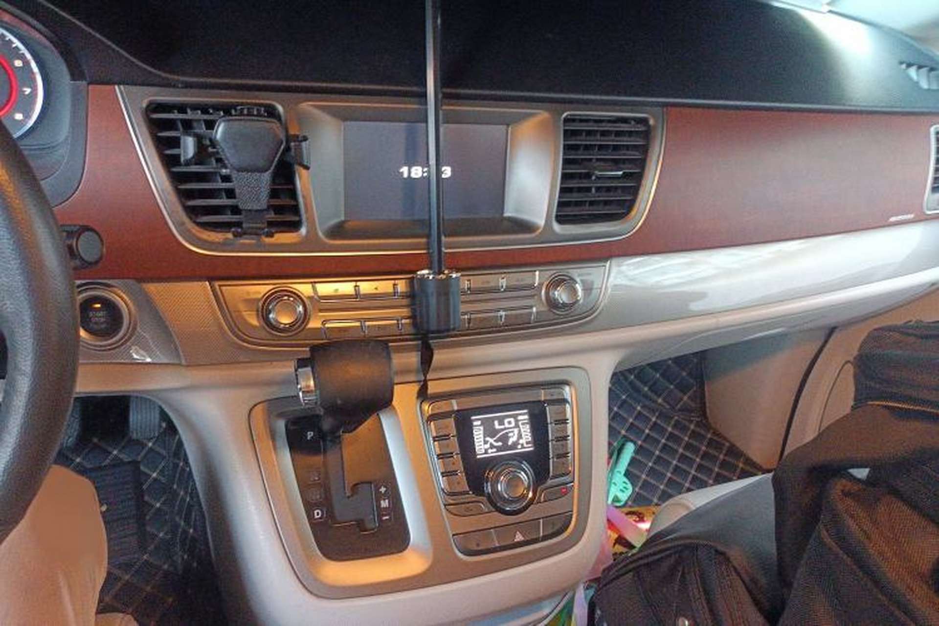 Used SAIC MAXUS G10 2014 2.0T Automatic Luxury Executive Edition Audio And AC Panel