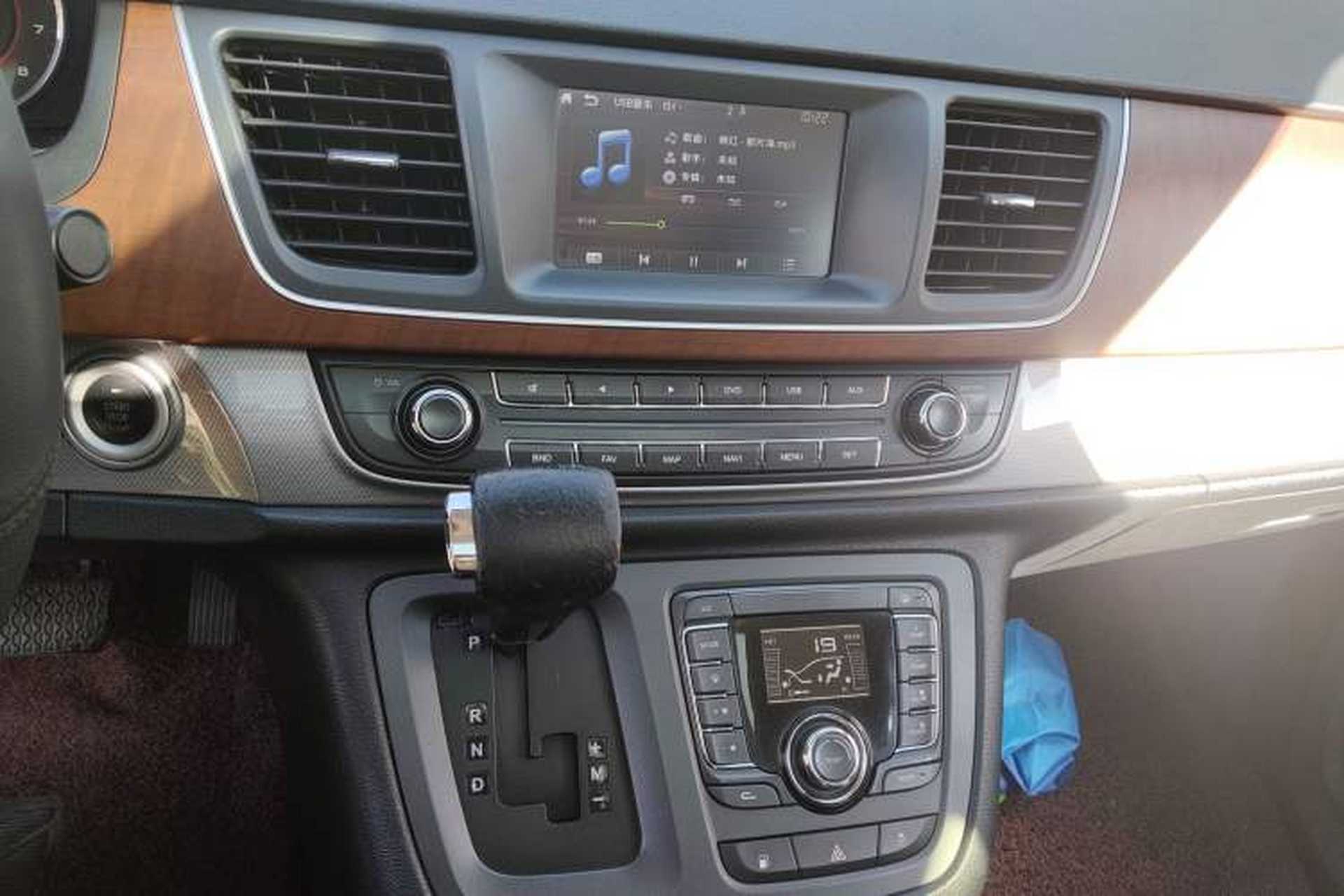 Used SAIC MAXUS G10 2014 2.0T Automatic Luxury Executive Edition Audio And AC Panel