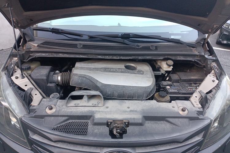 Used SAIC MAXUS G10 2014 2.0T Automatic Luxury Executive Edition Engine Bay