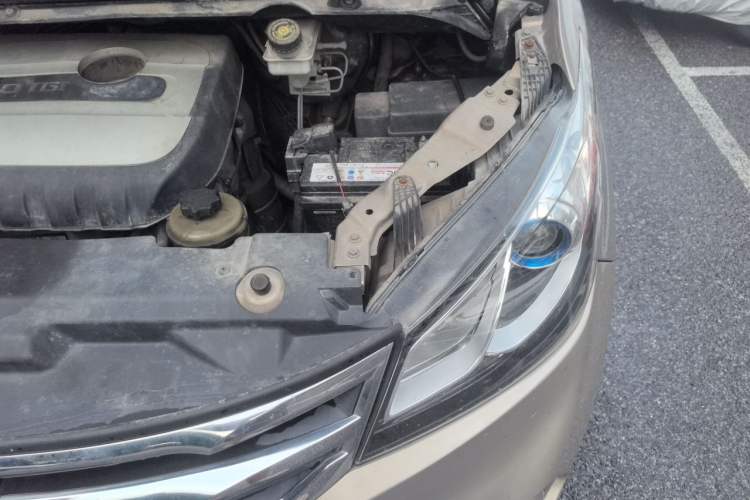 Used SAIC MAXUS G10 2014 2.0T Automatic Elite Edition Engine Bay Left