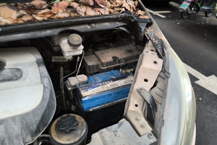 Used SAIC MAXUS G10 2014 2.0T Manual Elite Edition Engine Bay Left