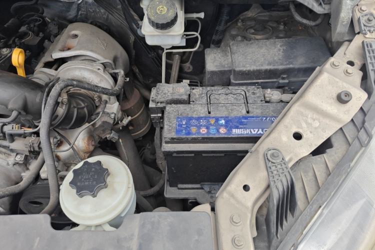 Used SAIC MAXUS G10 2014 2.0T Automatic Elite Edition Engine Bay Left
