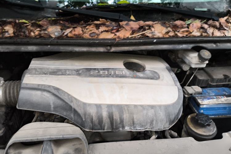 Used SAIC MAXUS G10 2014 2.0T Manual Elite Edition Engine Bay