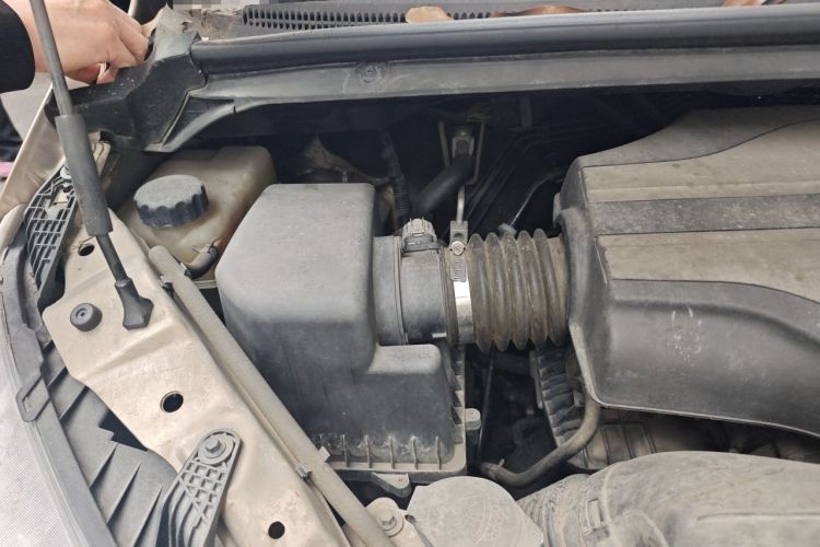 Used SAIC MAXUS G10 2014 2.0T Automatic Elite Edition Engine Bay Right