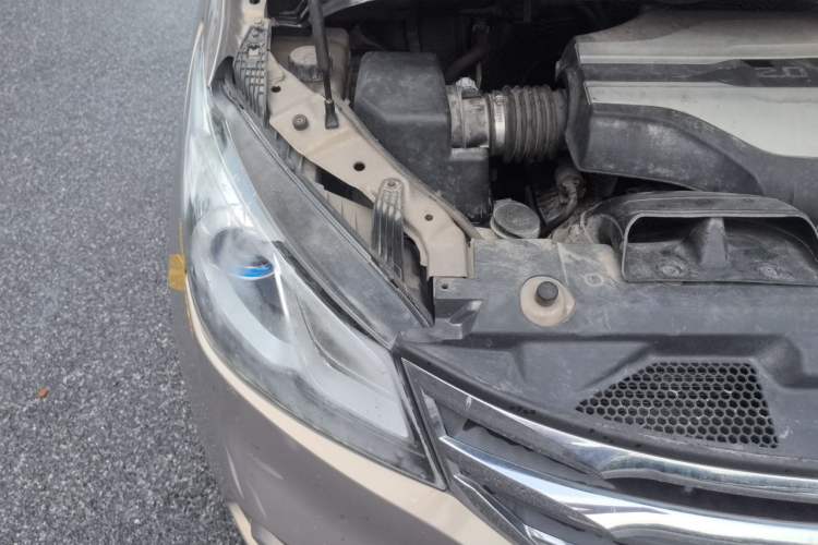 Used SAIC MAXUS G10 2014 2.0T Automatic Elite Edition Engine Bay Right
