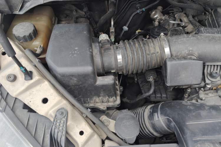 Used SAIC MAXUS G10 2014 2.0T Automatic Elite Edition Engine Bay Right