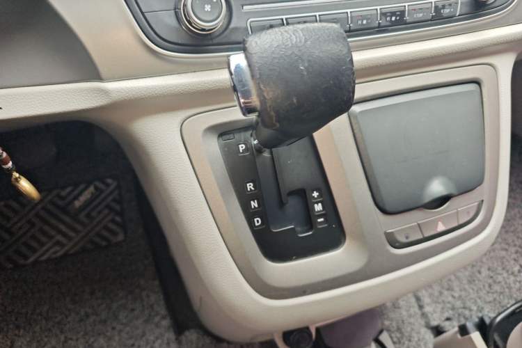 Used SAIC MAXUS G10 2014 2.0T Automatic Elite Edition Gear Lever