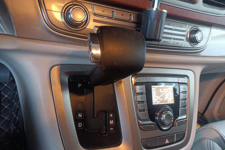 Used SAIC MAXUS G10 2014 2.0T Automatic Luxury Executive Edition Gear Lever