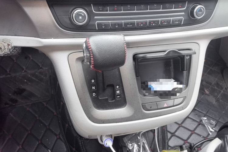 Used SAIC MAXUS G10 2014 2.0T Automatic Elite Edition Gear Lever