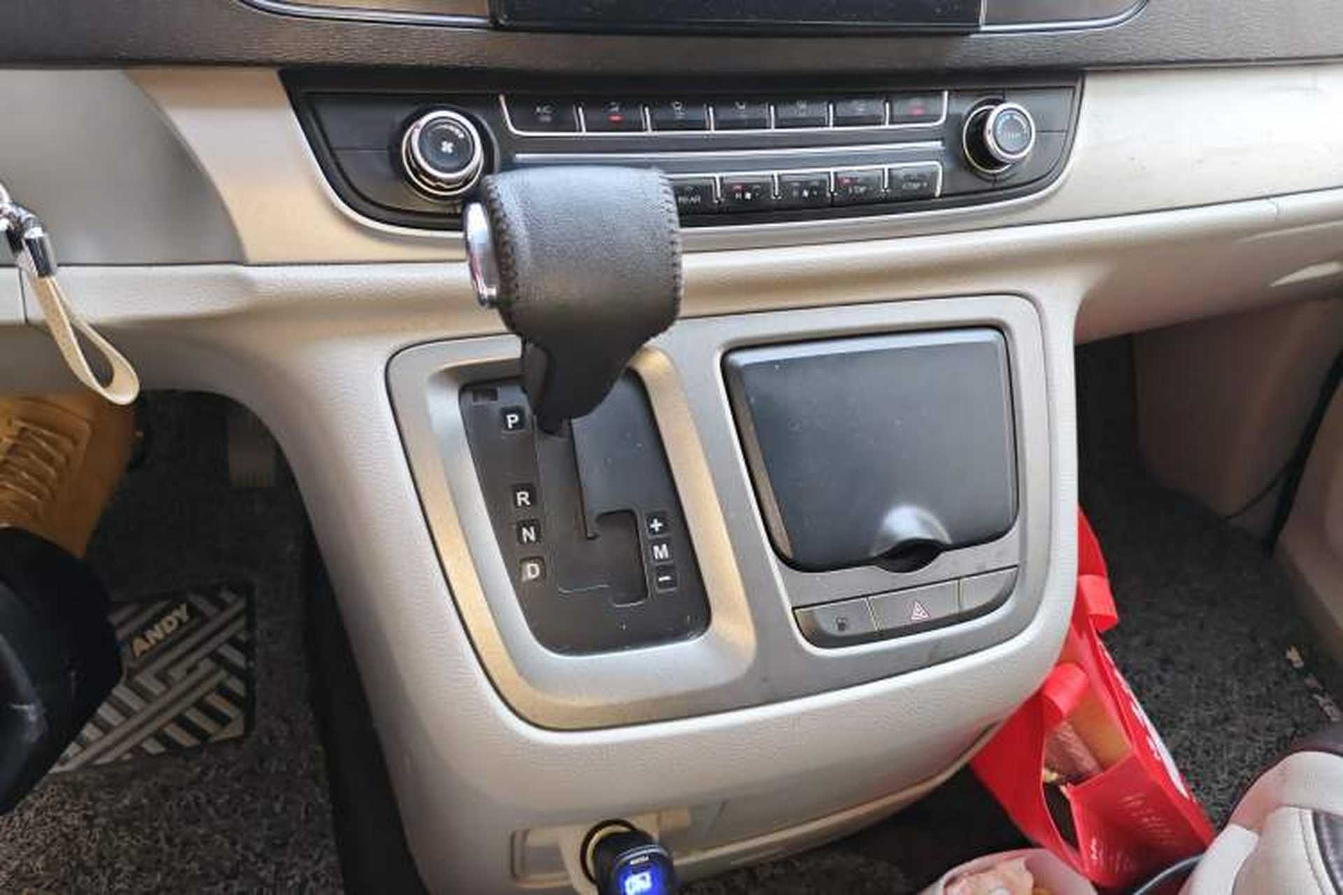 Used SAIC MAXUS G10 2014 2.0T Automatic Elite Edition Gear Lever