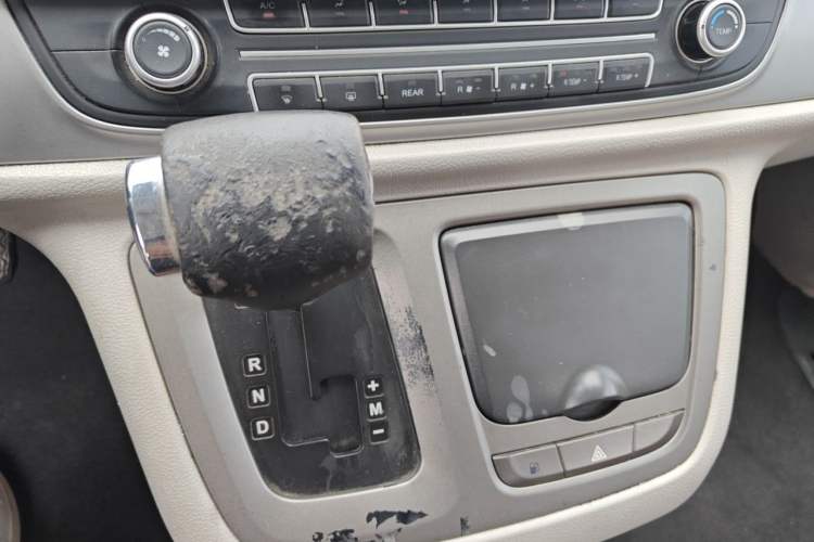 Used SAIC MAXUS G10 2014 2.0T Automatic Elite Edition Gear Lever