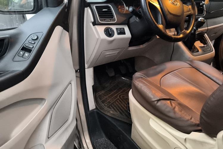 Used SAIC MAXUS G10 2014 2.0T Manual Elite Edition Interior 3