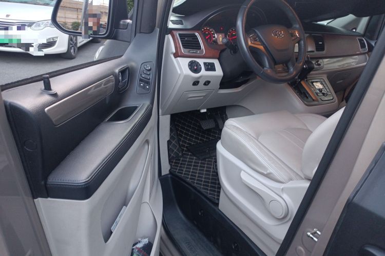 Used SAIC MAXUS G10 2014 2.0T Automatic Luxury Executive Edition Interior 3