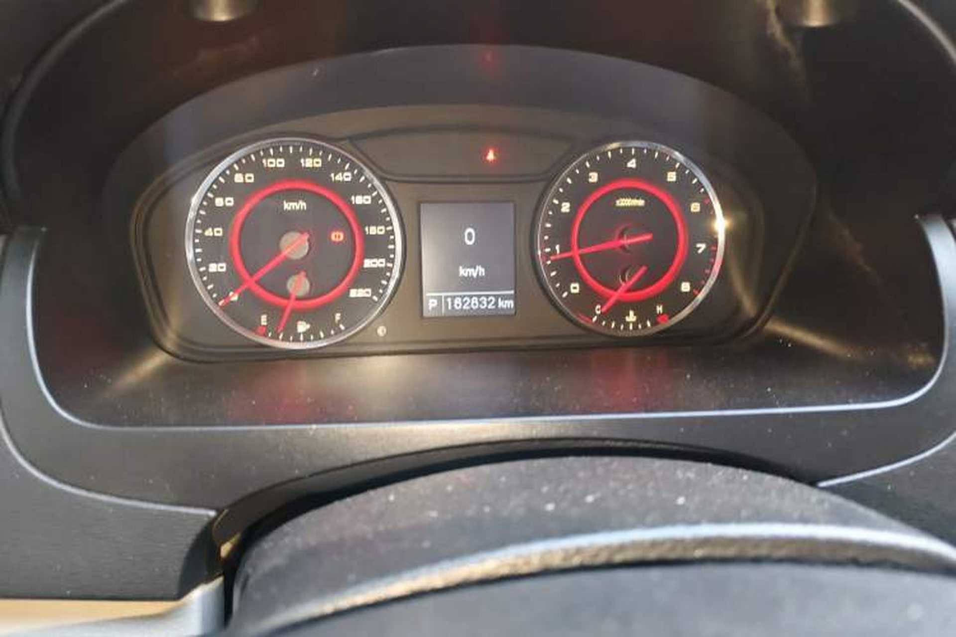 Used SAIC MAXUS G10 2014 2.0T Automatic Elite Edition Odometer Close Up