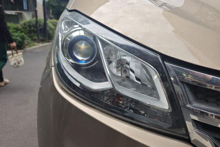 Used SAIC MAXUS G10 2014 2.0T Automatic Elite Edition Right Front Headlight
