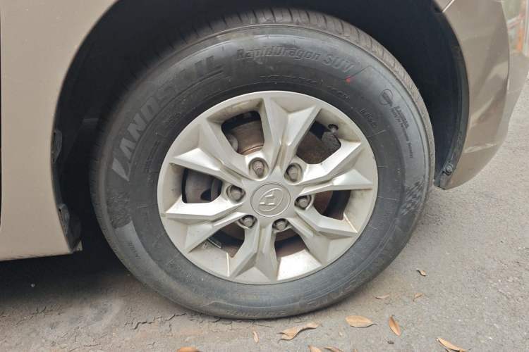 Used SAIC MAXUS G10 2014 2.0T Automatic Elite Edition Right Front Wheel Hub