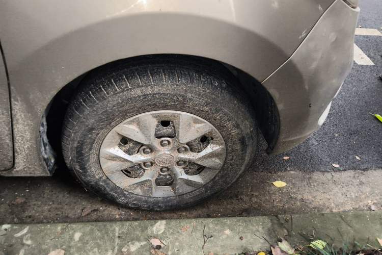 Used SAIC MAXUS G10 2014 2.0T Manual Elite Edition Right Front Wheel Hub
