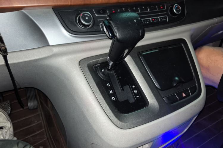 Used SAIC MAXUS G10 2015 2.0T Automatic Anniversary Edition Gear Lever