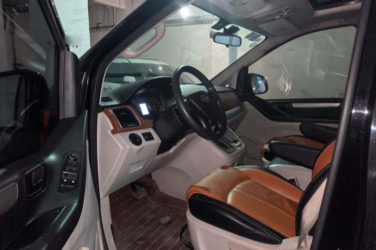 Used SAIC MAXUS G10 2015 2.0T Automatic Anniversary Edition Interior 3