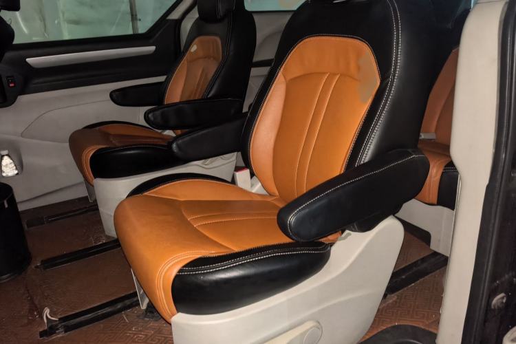 Used SAIC MAXUS G10 2015 2.0T Automatic Anniversary Edition Interior 4