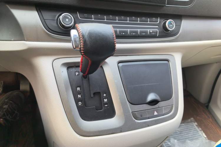 Used SAIC MAXUS G10 2015 2.0T Automatic Anniversary Edition Gear Lever