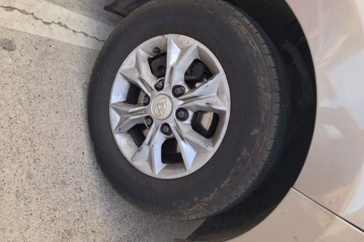 Used SAIC MAXUS G10 2015 2.0T Automatic Anniversary Edition Right Front Wheel Hub