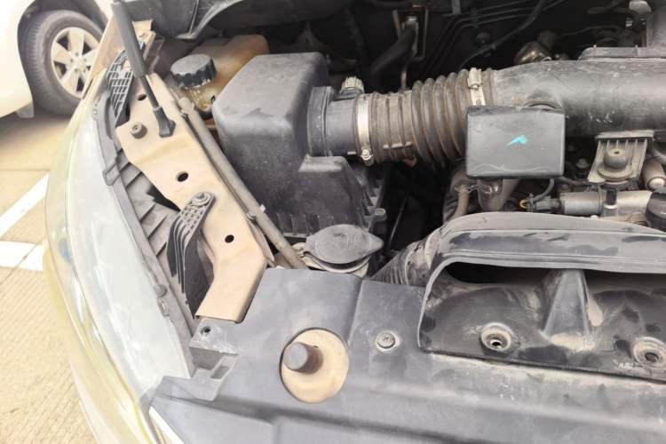 Used SAIC MAXUS G10 2015 2.0T Automatic Anniversary Edition Engine Bay Right