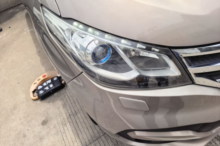 Used SAIC MAXUS G10 2015 2.0T Automatic Anniversary Edition Right Front Headlight