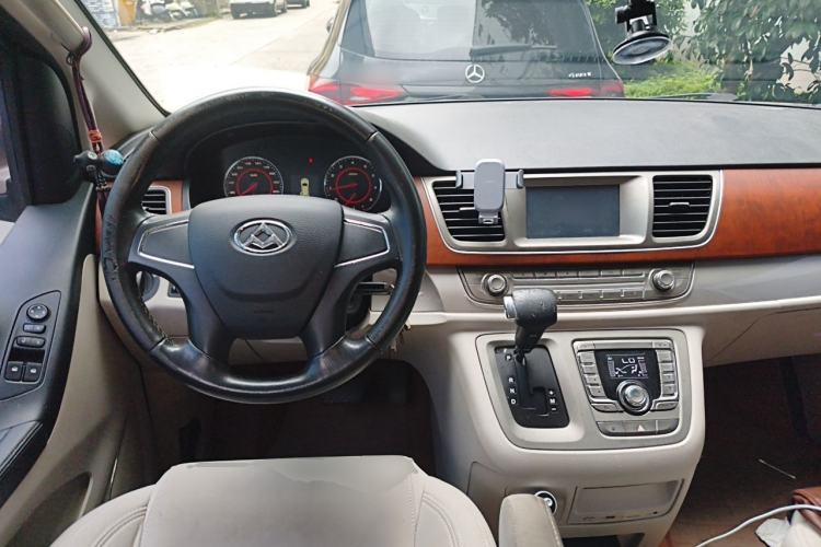 Used SAIC MAXUS G10 2015 2.0T Automatic Anniversary Edition Center Console