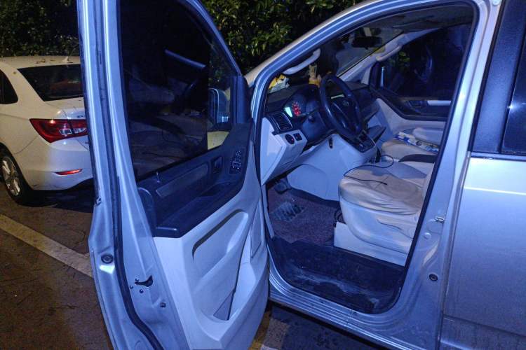 Used SAIC MAXUS G10 2015 2.0T Automatic Anniversary Edition Driver Seat