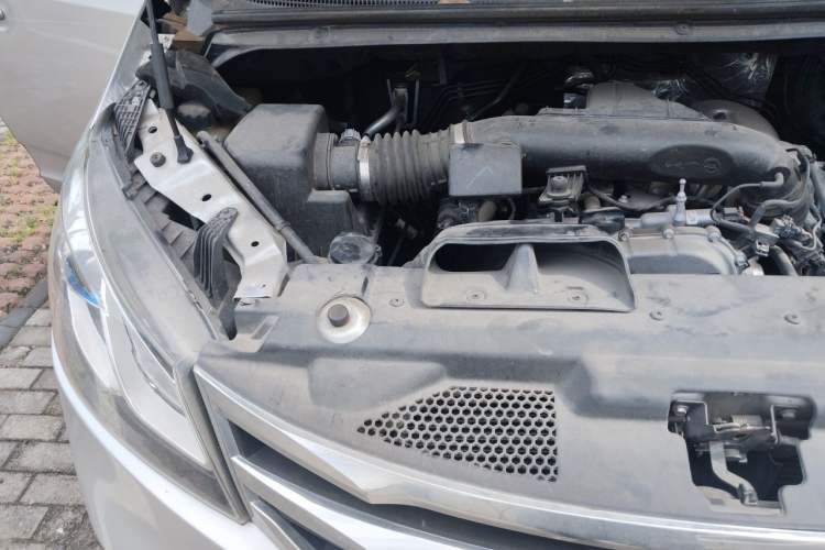 Used SAIC MAXUS G10 2015 2.0T Automatic Anniversary Edition Engine Bay Right