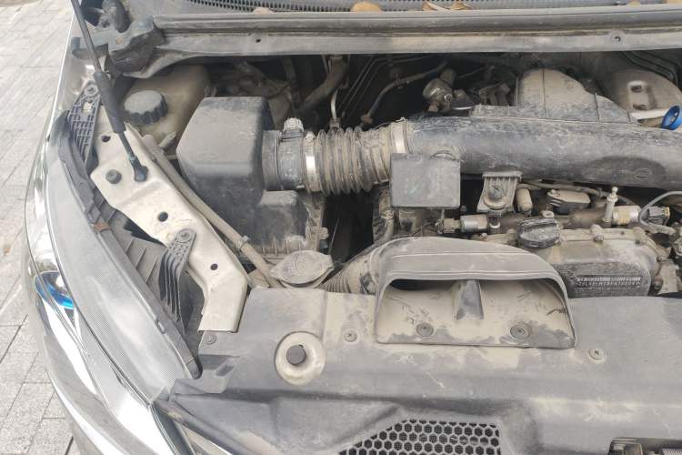 Used SAIC MAXUS G10 2015 2.0T Automatic Anniversary Edition Engine Bay Right