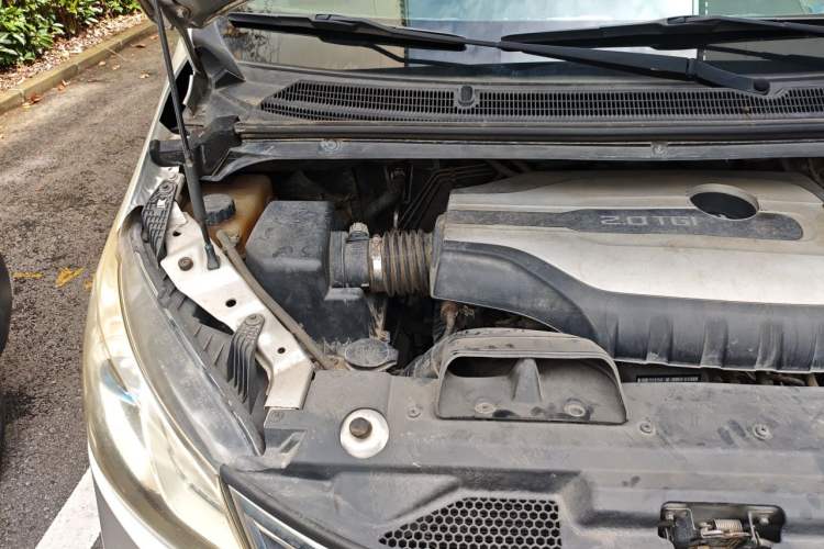 Used SAIC MAXUS G10 2015 2.0T Automatic Anniversary Edition Engine Bay Right