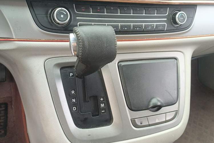 Used SAIC MAXUS G10 2015 2.0T Automatic Anniversary Edition Gear Lever