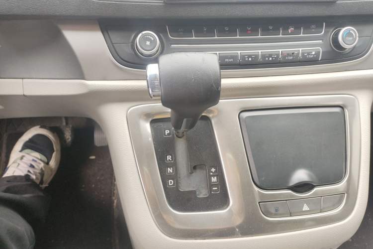 Used SAIC MAXUS G10 2015 2.0T Automatic Anniversary Edition Gear Lever
