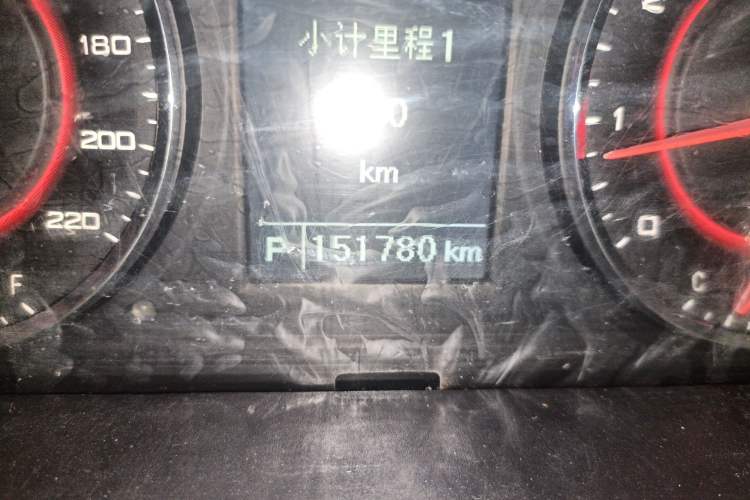 Used SAIC MAXUS G10 2015 2.0T Automatic Anniversary Edition Odometer Close Up