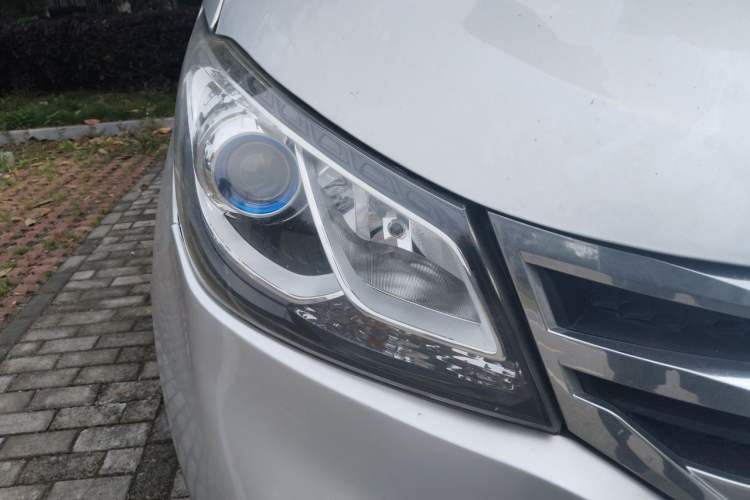 Used SAIC MAXUS G10 2015 2.0T Automatic Anniversary Edition Right Front Headlight
