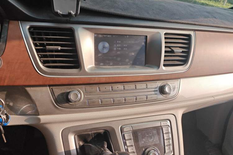 Used SAIC MAXUS G10 2015 2.0T Manual Anniversary Edition Audio And AC Panel